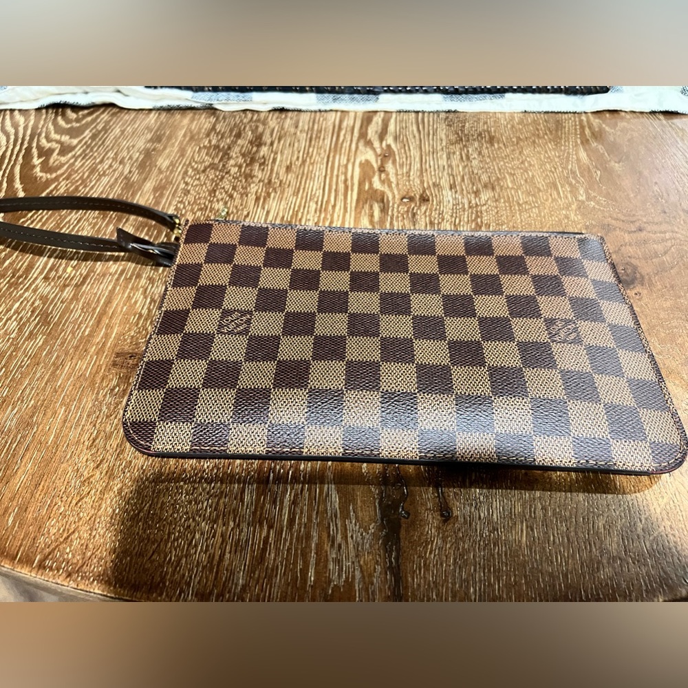 Authentic Louis Vuitton wristlet, Daimer